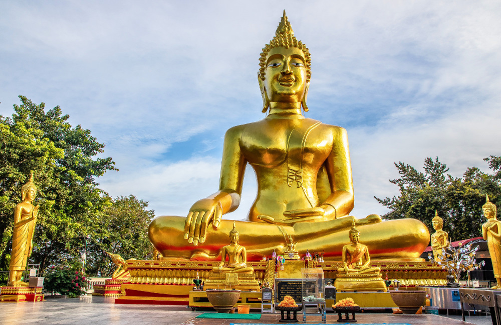 The iconic golden Buddha statue at Wat Phra Yai in Pattaya, seated on Big Buddha Hill with surrounding smaller statues and peaceful temple grounds—one of Pattaya’s top cultural attractions near Altera Hotel and Residence.