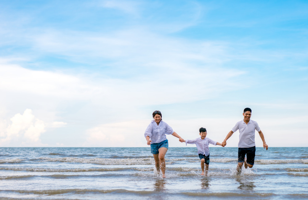 Families enjoying the calm shoreline of Jomtien Beach – family-friendly beach in Pattaya