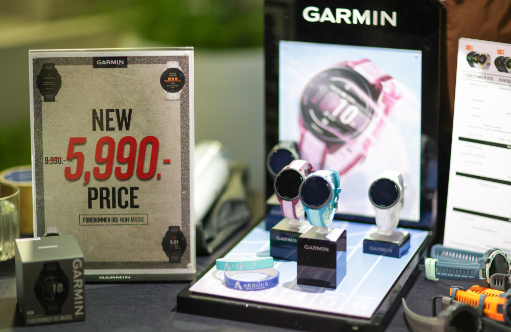 GARMIN smartwatch display featuring the Forerunner 165 series at the Pattaya Beach Run 2025, highlighting GARMIN as the main sponsor promoting active lifestyles in Pattaya.