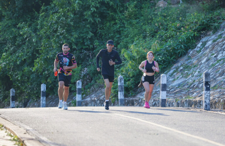 Runners from Arbour Run Club and MONSTER.RUNBKK participating in the Pattaya Beach Run 2025, showcasing the spirit of the wellness community in Pattaya.