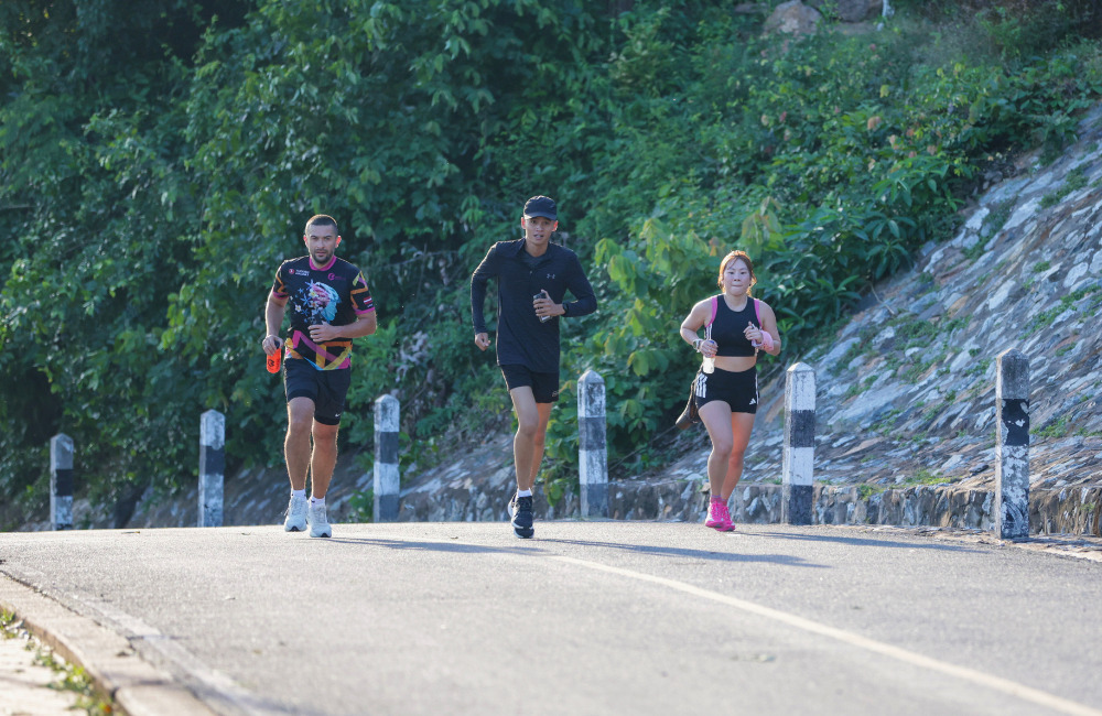 Runners from Arbour Run Club and MONSTER.RUNBKK participating in the Pattaya Beach Run 2025, showcasing the spirit of the wellness community in Pattaya.