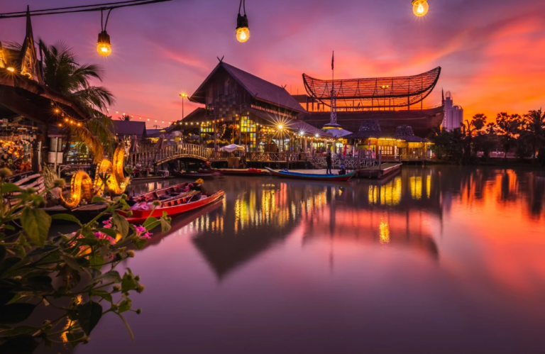 Hotel Amber Pattaya : Pattaya Floating Market: Things to Do, Entrance Fees & Opening Hours