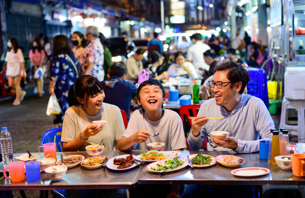 Street food vendors lighting up Yaowarat Road at night