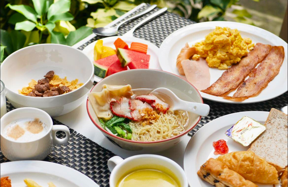 บรรยากาศไลน์อาหารเช้าโรงแรมแอมเบอร์ 85 สุขุมวิท ทั้งสลัดบาร์ เบเกอรี่ และการปรุงอาหารสดใหม่