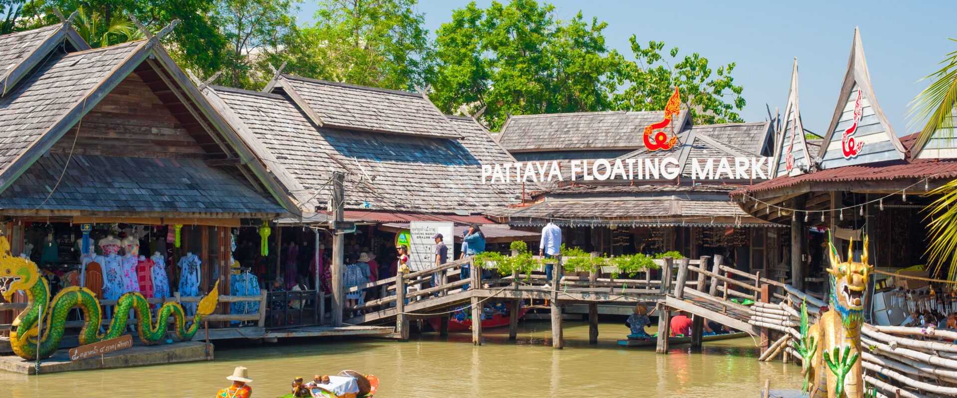 ตลาดน้ำ 4 ภาค พัทยา บรรยากาศเรือนไทยริมคลองและนักท่องเที่ยวพายเรือกลางวันแดดสดใส