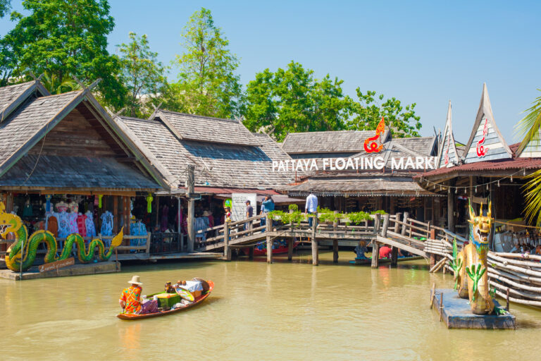 ตลาดน้ำ 4 ภาค พัทยา บรรยากาศเรือนไทยริมคลองและนักท่องเที่ยวพายเรือกลางวันแดดสดใส